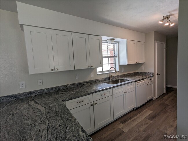 Building Photo - 35433 Crescent Dr