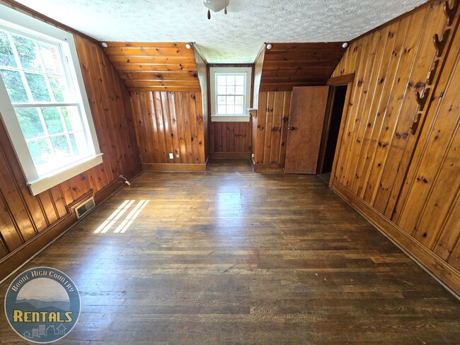 Building Photo - 310 Ridge St NW