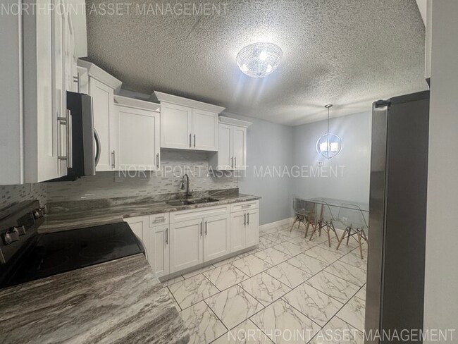 Building Photo - 2 Spacious Bedrooms and 2 Modern Bathrooms...