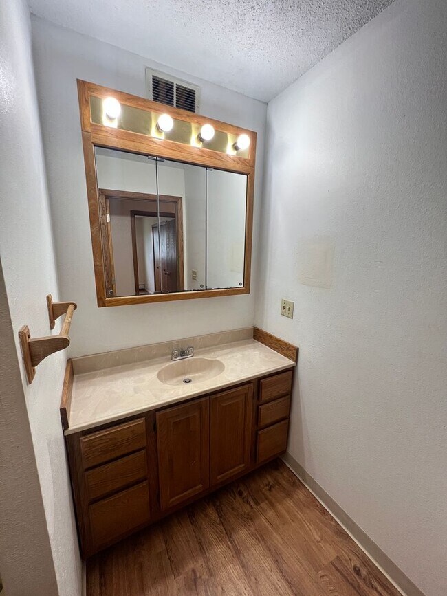 Building Photo - One level living w/ Attached Garage Available July!