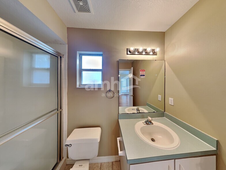 Building Photo - 919 Park Valley Cir