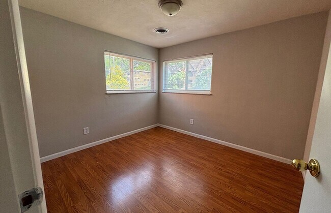 Building Photo - 545 Lowell Ave