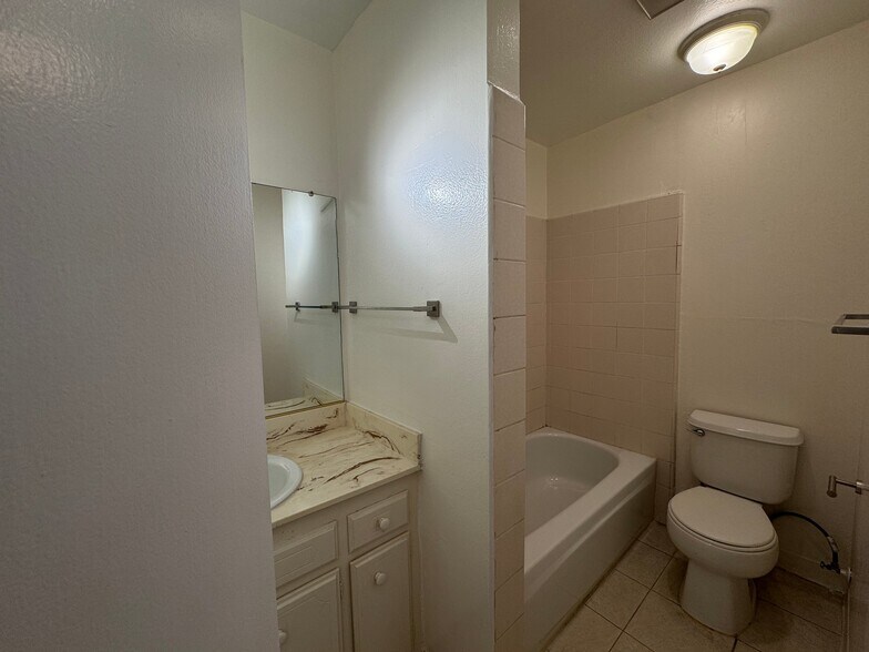 Building Photo - 5320 Zelzah Ave