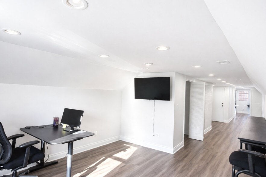 Building Photo - 2501 S Whipple St