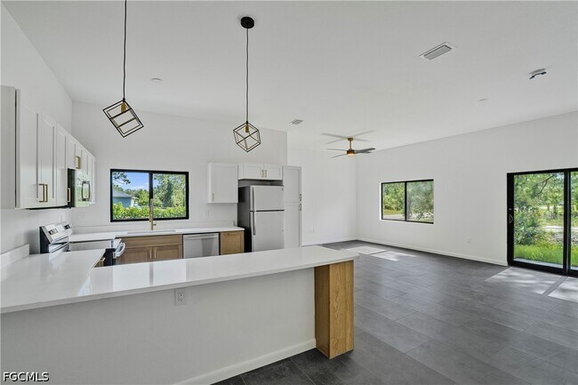 Building Photo - 601 Hawthorne Ave S