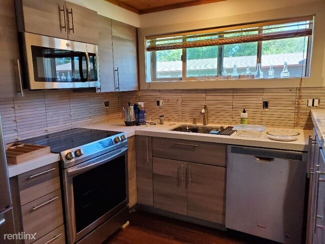 Primary Photo - 750 Powderhorn Ln