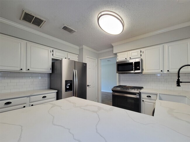 Building Photo - 8123 Sunny Ridge Dr