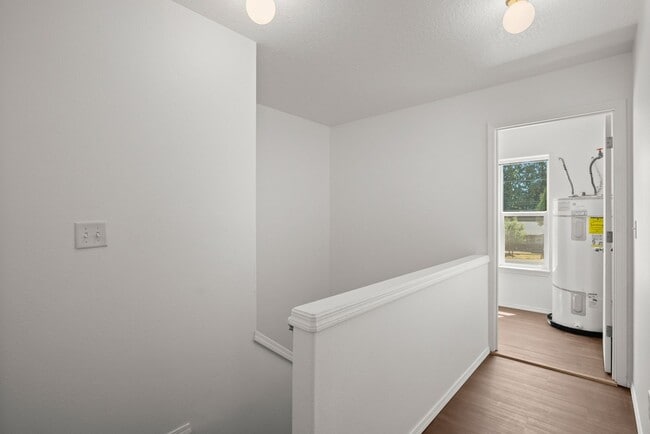 Building Photo - Recently updated 3 bedroom, 2.5 bath Townhouse in Beaverton