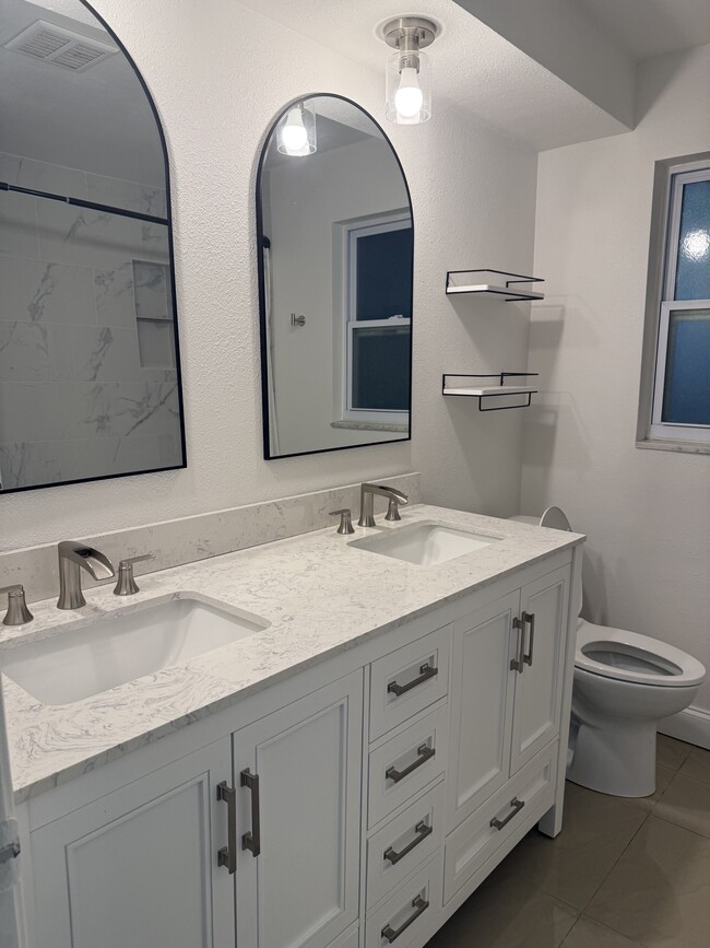 Building Photo - 1481 Barry St