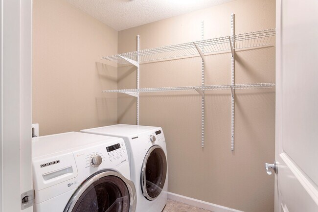 Building Photo - 3 Bedroom 2.5 Bathroom Townhome in the Hea...