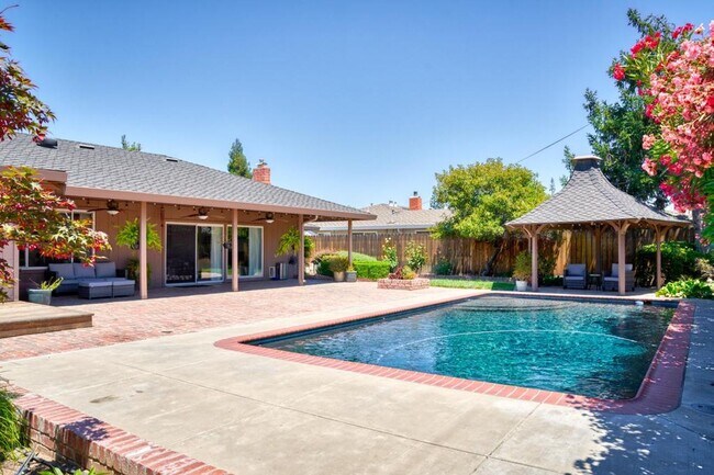 Building Photo - Stunning home located is sought after Northgate!
