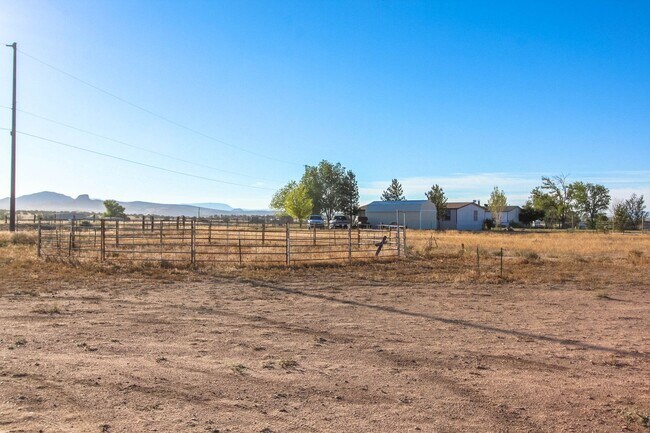 Building Photo - 3 bedroom 2 Bathroom - Horse Property