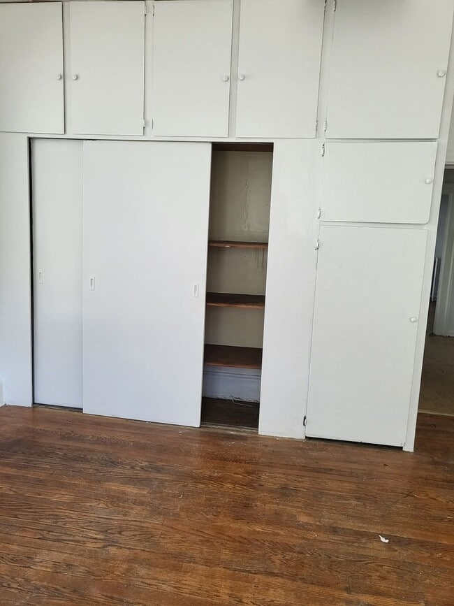 Building Photo - 118 College Pl