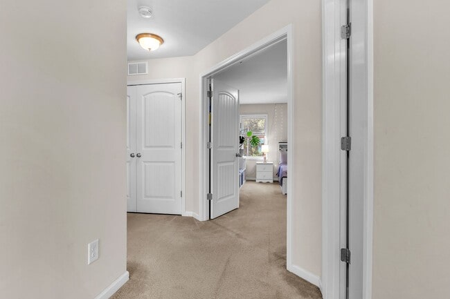Building Photo - 4 bedroom 2.5 bathroom home close to beaches, shopping, and Marine Corps Bases.