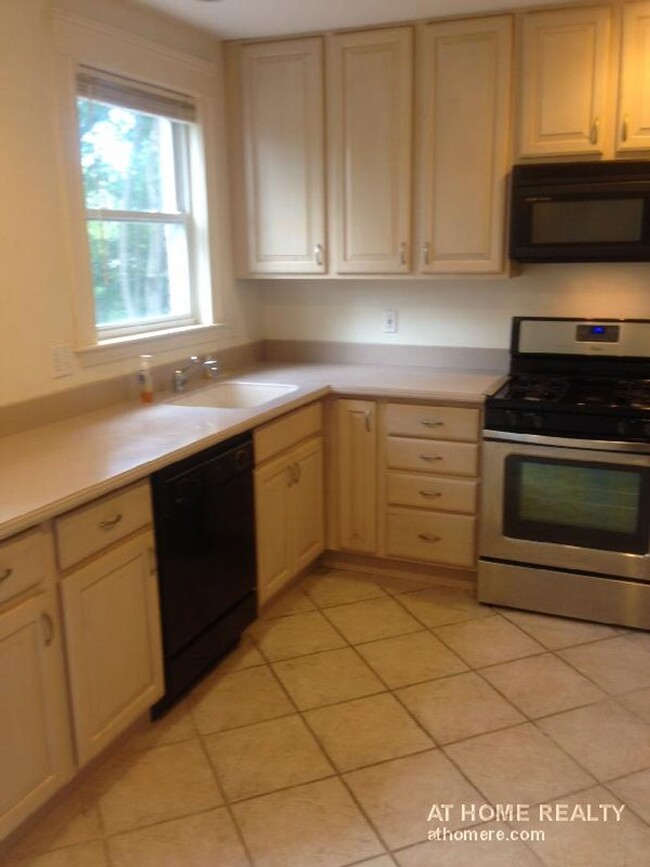 Building Photo - Spacious 4 Bed Right In Chestnut Hill