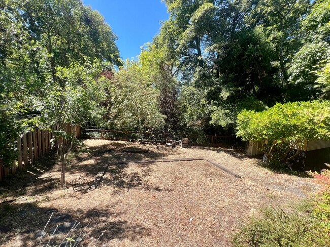 Building Photo - Charming 3 Bedroom 2 Bath home with large ...