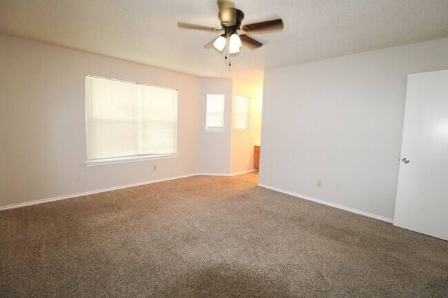 Building Photo - 961 Schertz Pkwy