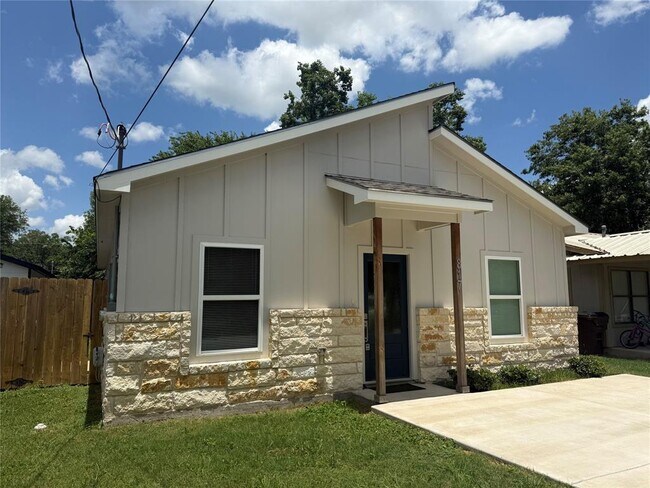 Building Photo - 817 5th