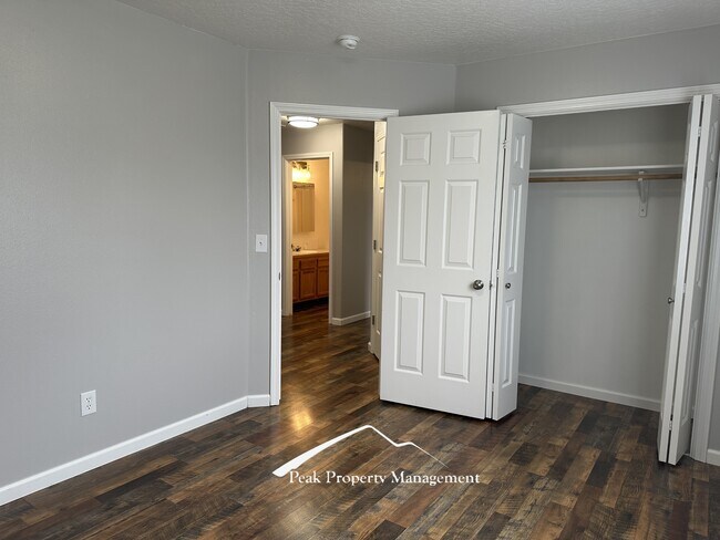 Building Photo - 614 Alturas St