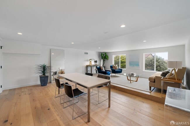 Building Photo - 628 Los Palmos Dr