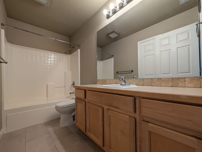 Building Photo - Beautiful 3-Bedroom, 2.5-Bath Home In River Road Area of Eugene!