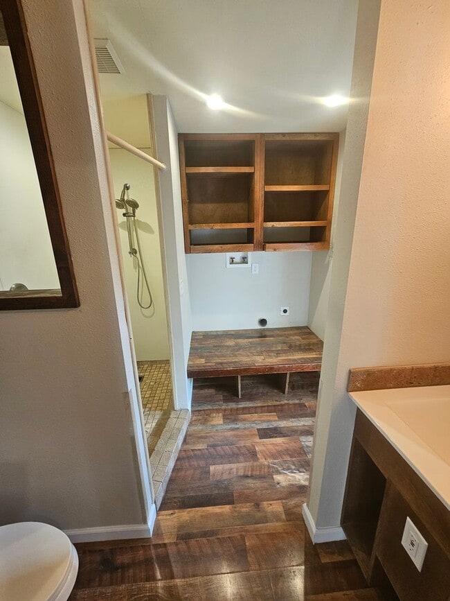 Building Photo - Must See 2 BED/1.75 Bath Home Available 10...