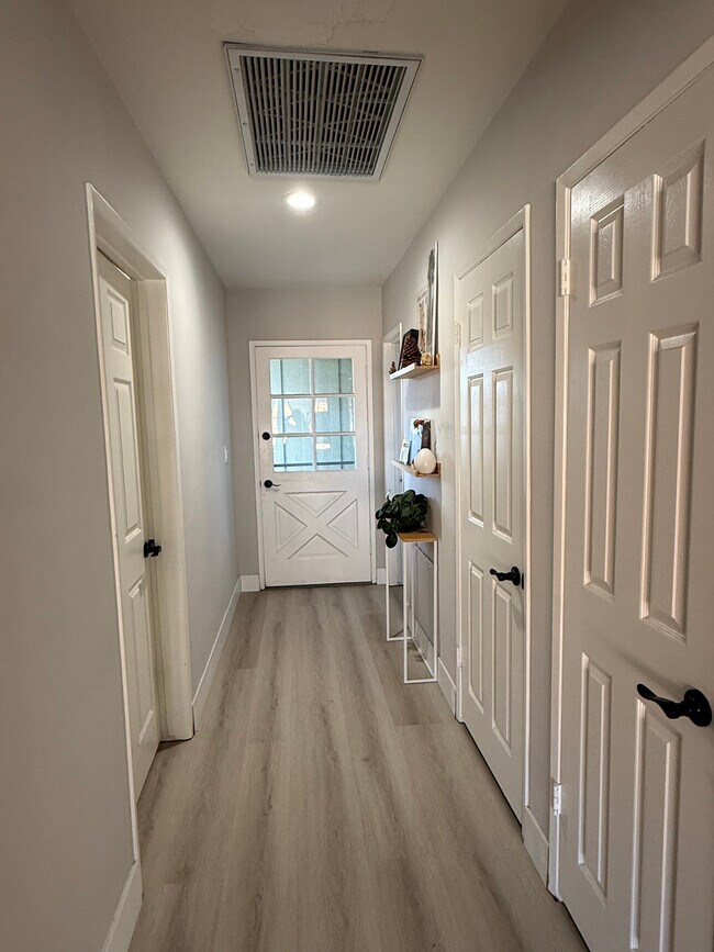 Building Photo - 7700 Alcove Ave