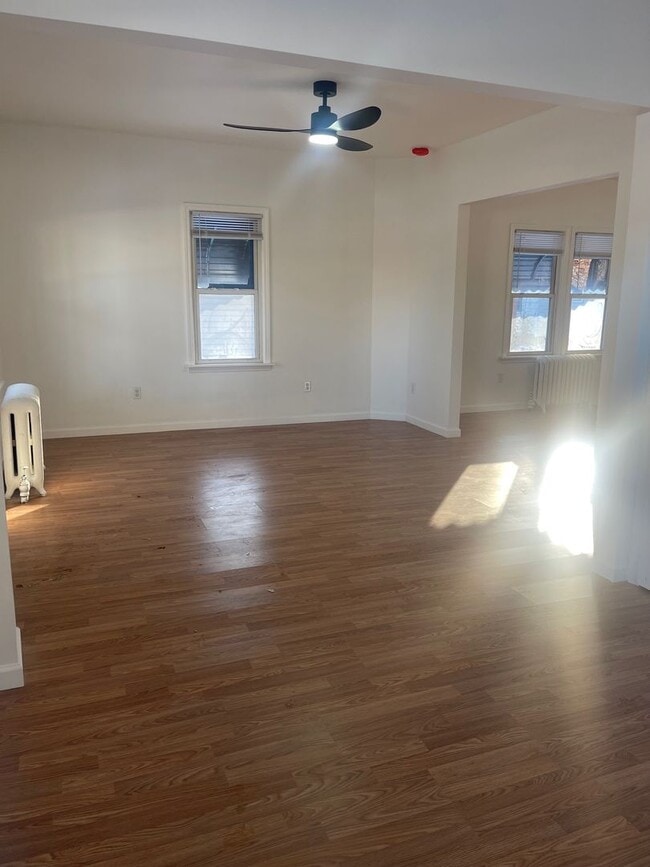 Building Photo - 3 bedroom, 2.5 bath - Modern Home in Wyandotte!