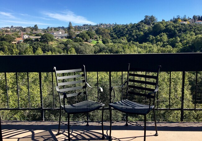 Building Photo - Large 3 bedroom, 2 bathroom condo with ama...