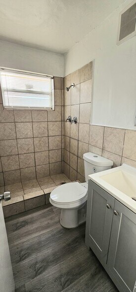 Building Photo - 1715 NW 8th Ct