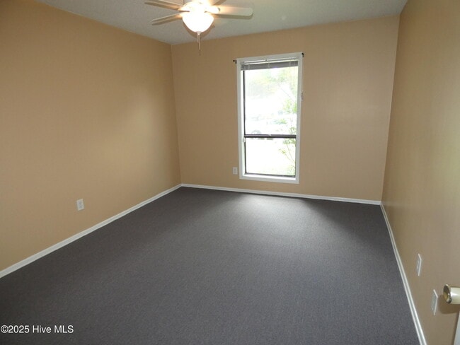 Building Photo - 207 Village Dr