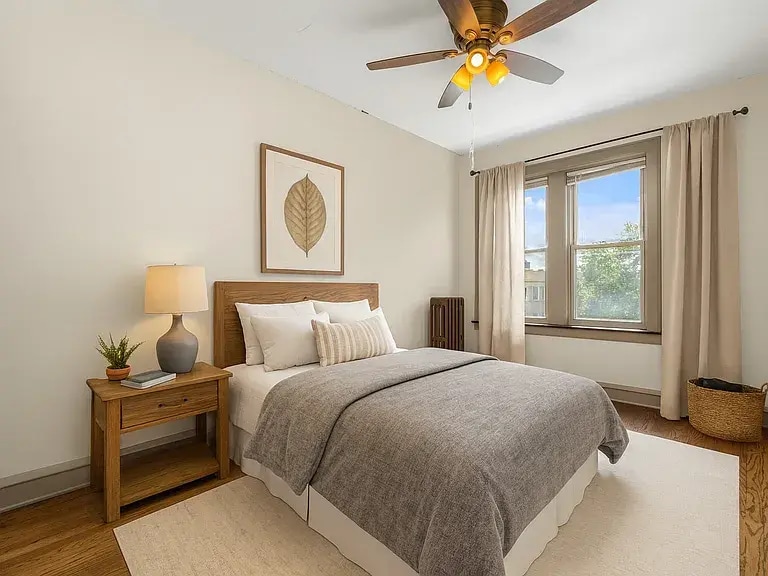 Building Photo - 5352 W Sunnyside Ave