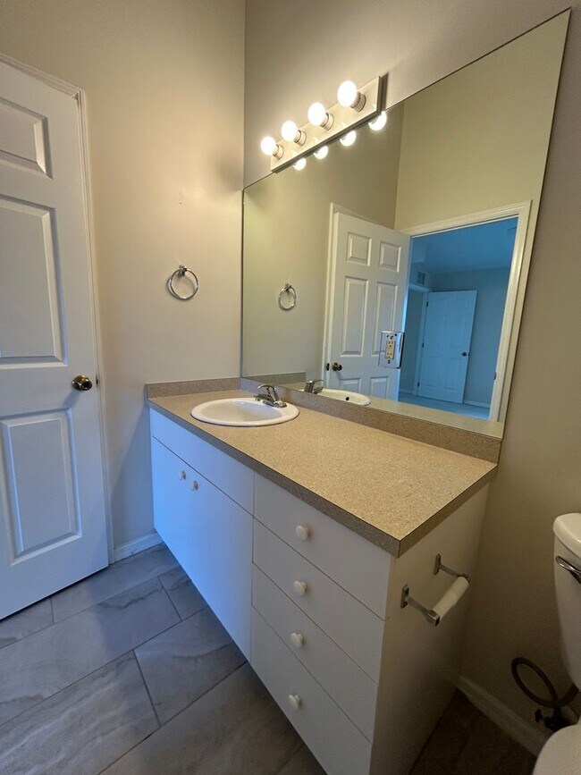 Building Photo - 2 Bedroom plus a DEN 2 Bath 1 Car Garage Duplex Cape Coral