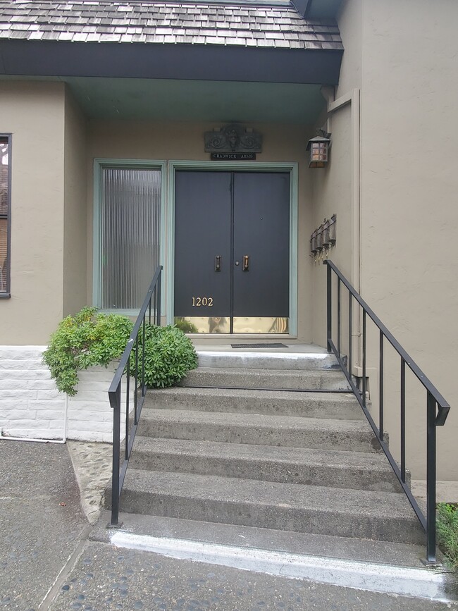 Lobby entrance - 1202 Nye St