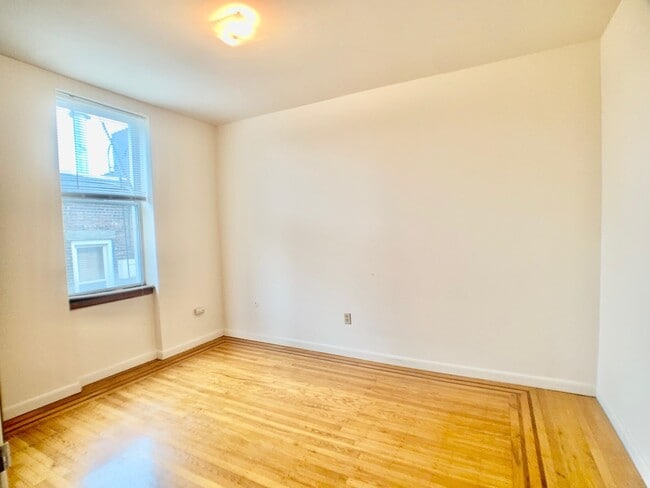 Building Photo - 106 11th St
