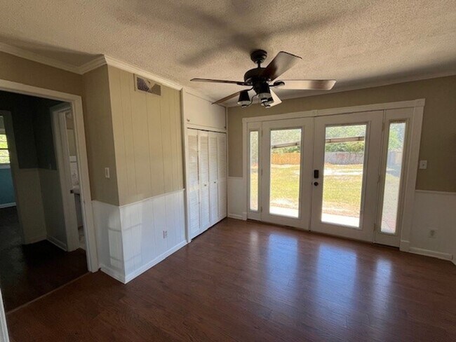 Building Photo - Perfect "Work from Home" Location!