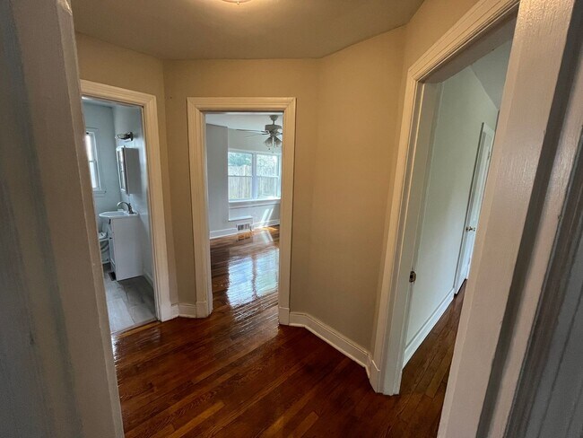 Building Photo - 3406 Cutshaw Ave