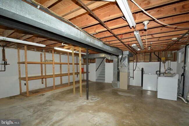 Building Photo - 5111 Gainsborough Dr