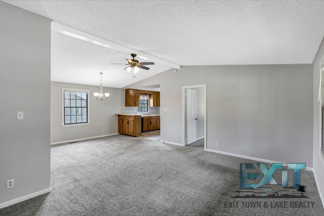 Building Photo - 3 Bedroom/2 Bathroom Home