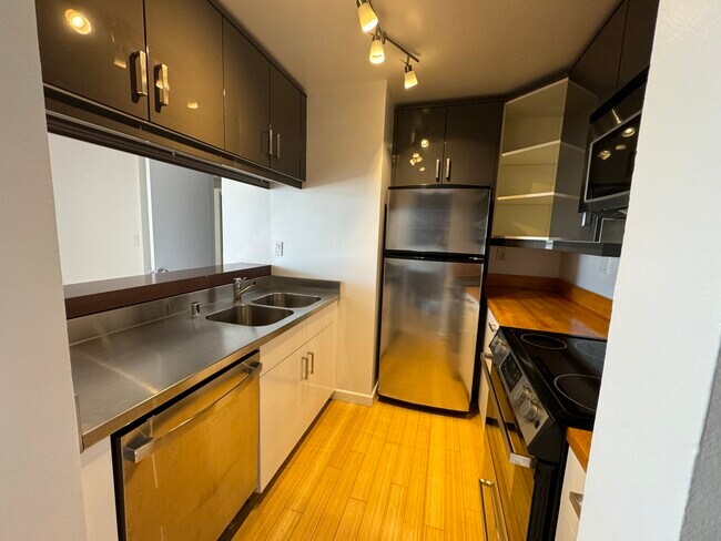 Building Photo - 1440 Veteran Ave