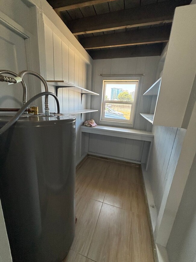 Building Photo - Spacious 1 Bedroom w/ Parking – Honolulu (...