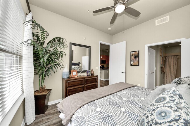 Building Photo - 5455 Richmond Ave.