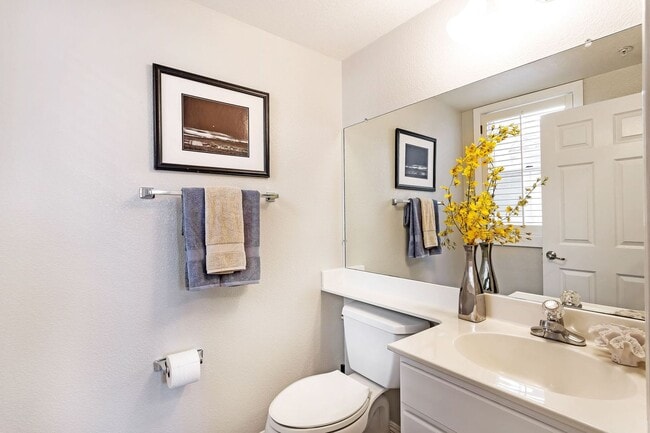 Building Photo - Gorgeous Spacious TownHome in Downtown Mou...