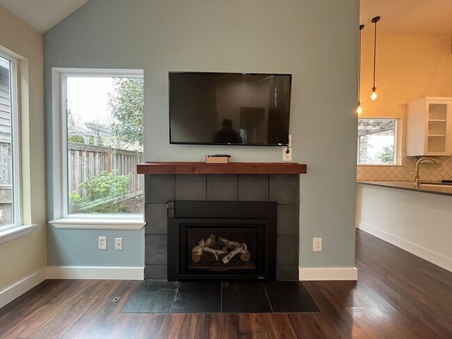 Building Photo - Stunning Lake Oswego Home with Outdoor Retreat, Vaulted Ceilings & Walk-In Closet