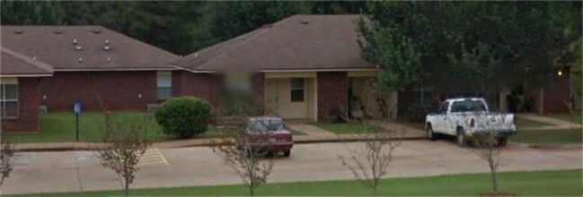 Building Photo - 1000 Desoto Dr