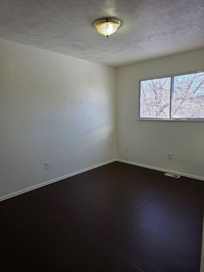 Building Photo - Large 4 Bed Home Available