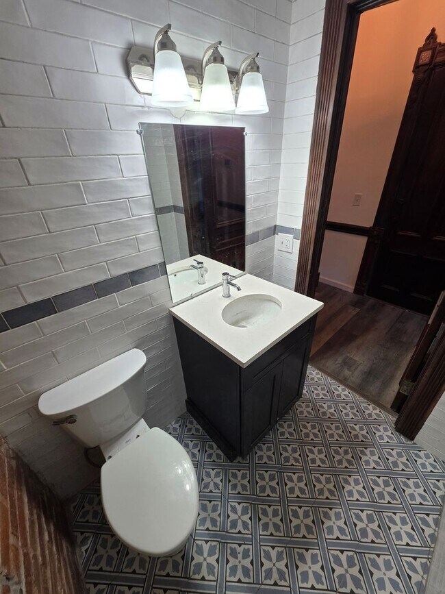 Building Photo - Newly Renovated 3 Bedroom Apartment - Poug...