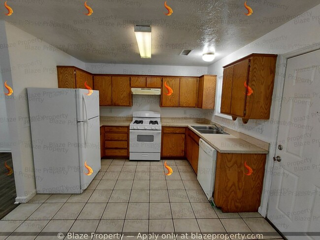 Building Photo - Easy Living, 3 Bedrooms