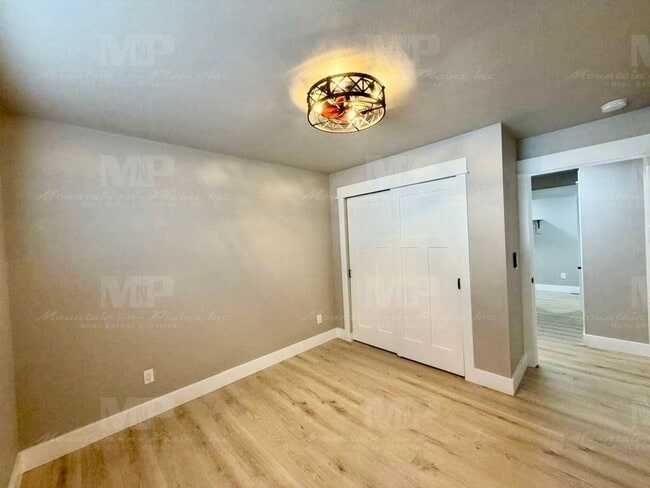 Building Photo - 724 Ponderosa Dr