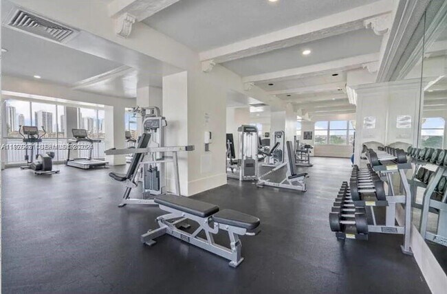 Building Photo - 18041 Biscayne Blvd